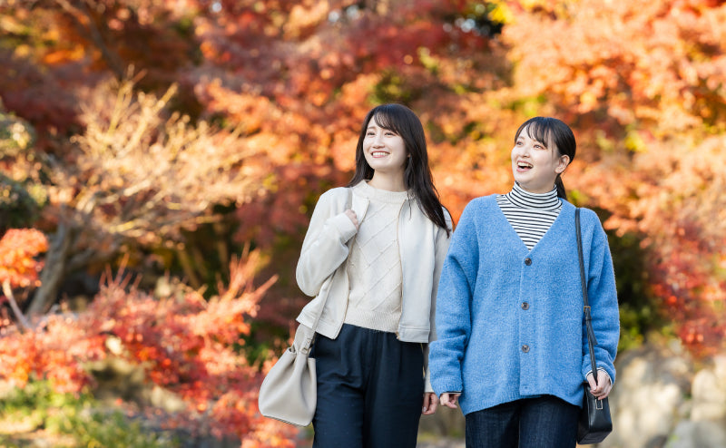 紅葉狩りをする女性2人