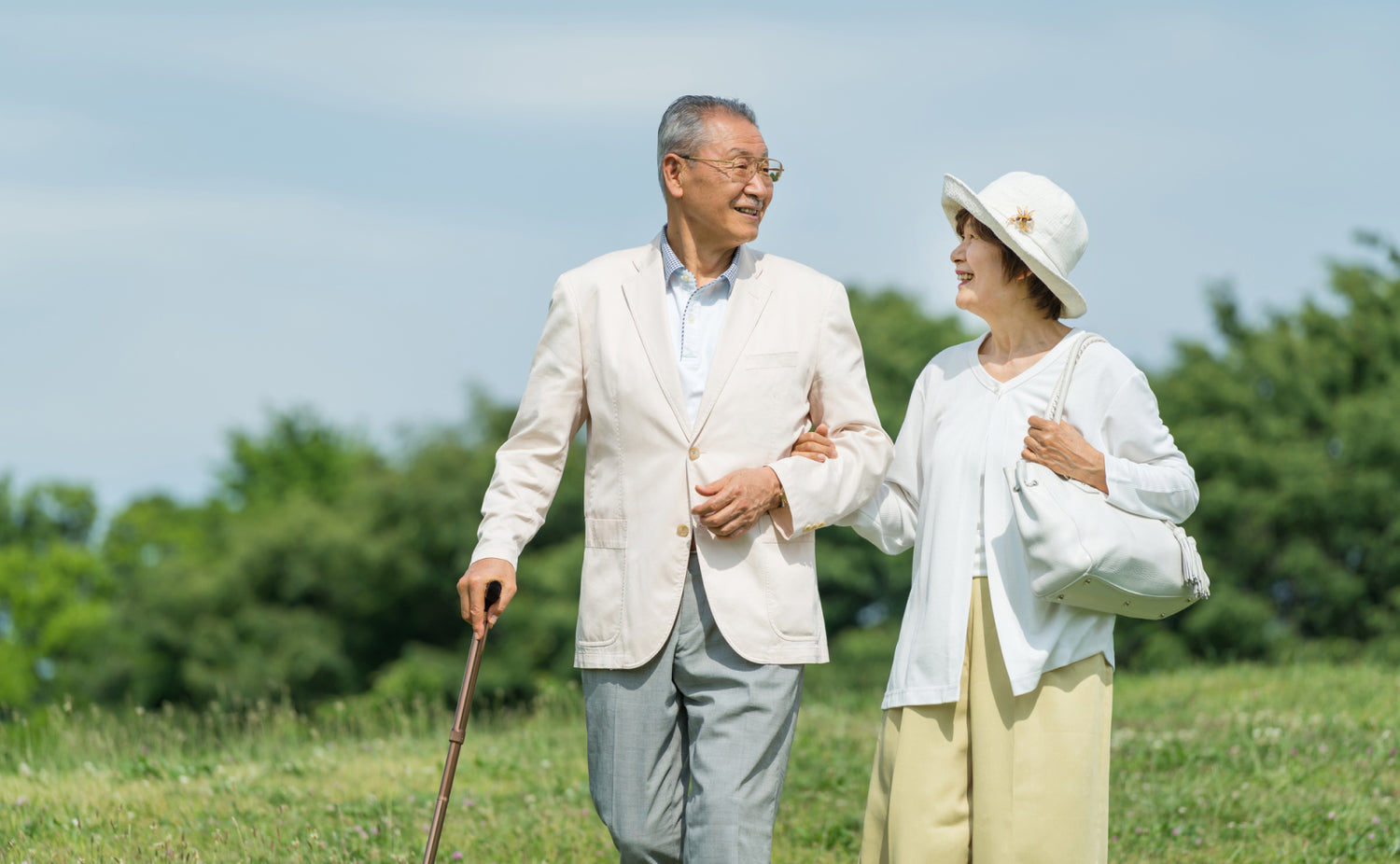 老夫婦が腕を組んでお出かけ