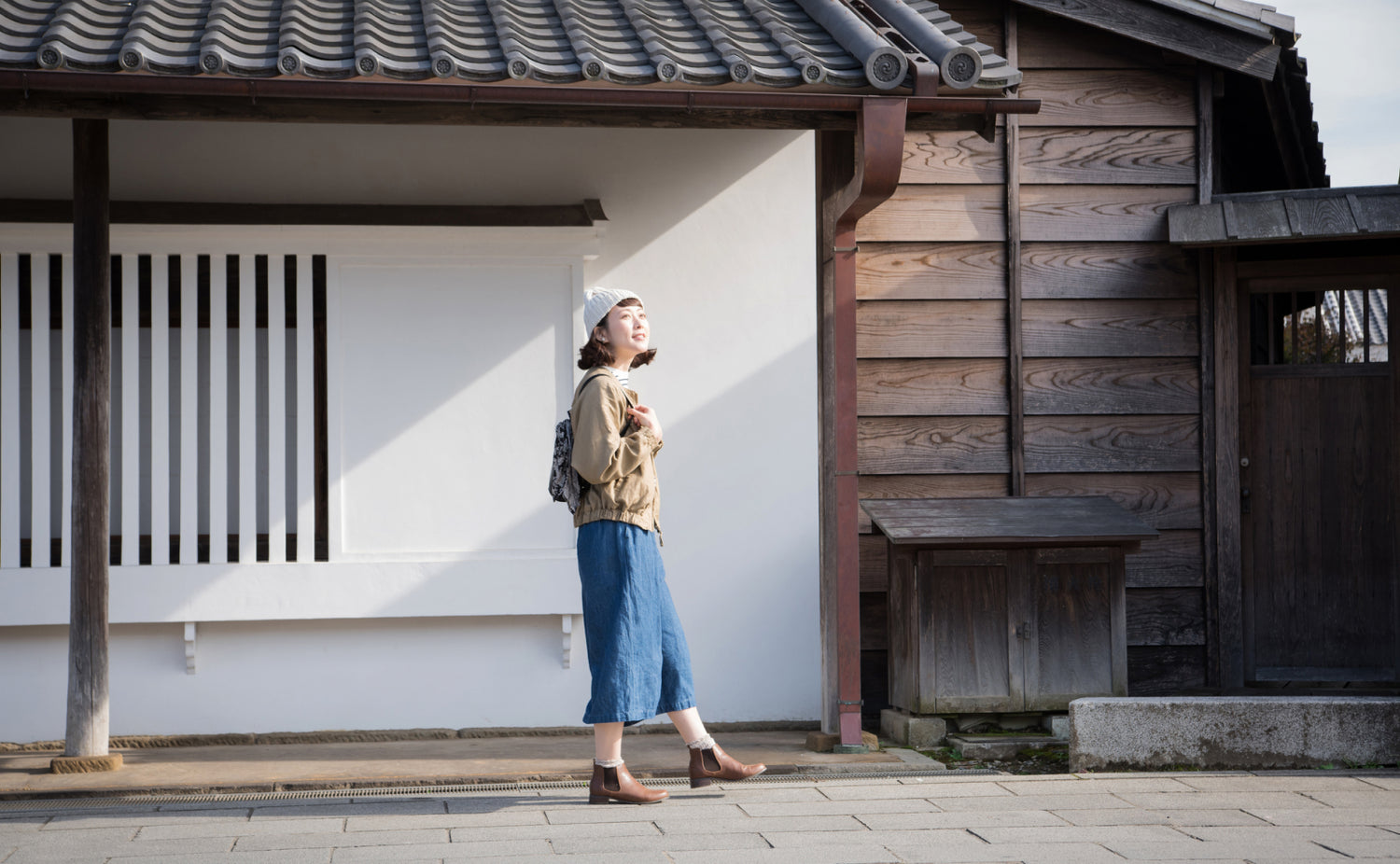 辺りを見渡しながらを散歩する人