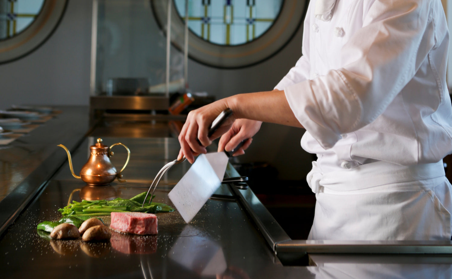 鉄板で食事を作るシェフ