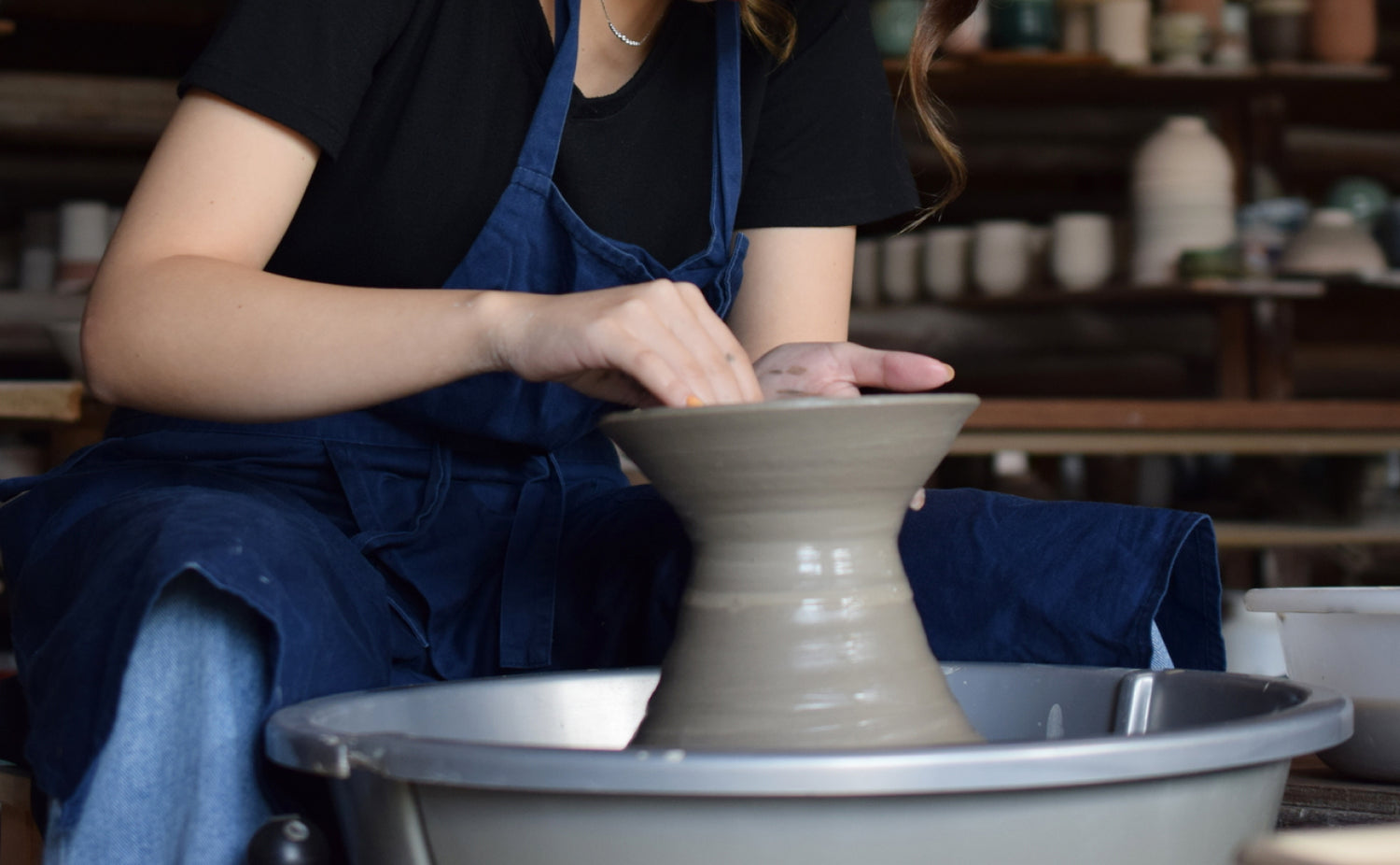 陶芸体験中の女性
