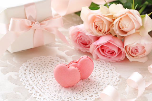 【2026年】友達への結婚祝いおすすめ12選｜相場・マナー・LINEで贈れる体験ギフト