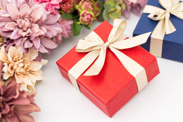 結婚記念日の名前一覧｜紙婚式から金婚式まで27年分の由来とおすすめプレゼント【2026年版】