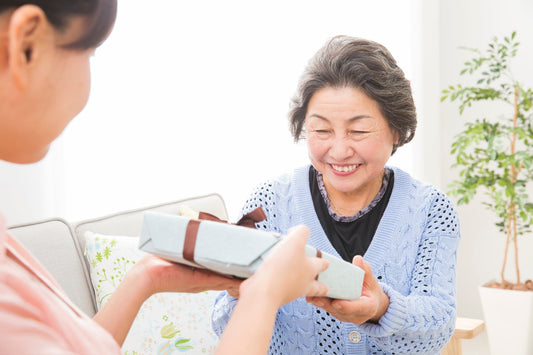 母の日プレゼント14選【2026年】60代のお母さんが喜ぶギフトを厳選