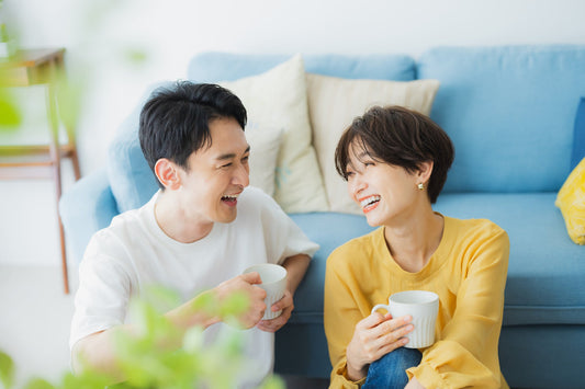 笑い合う夫婦・カップル