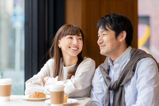 カフェで談笑する夫婦