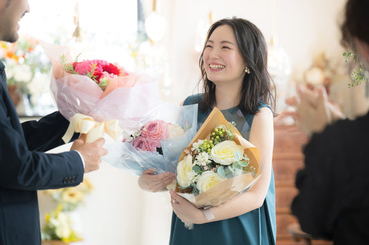 女性が喜ぶ退職祝いプレゼント15選｜感謝が伝わるギフトの選び方も解説