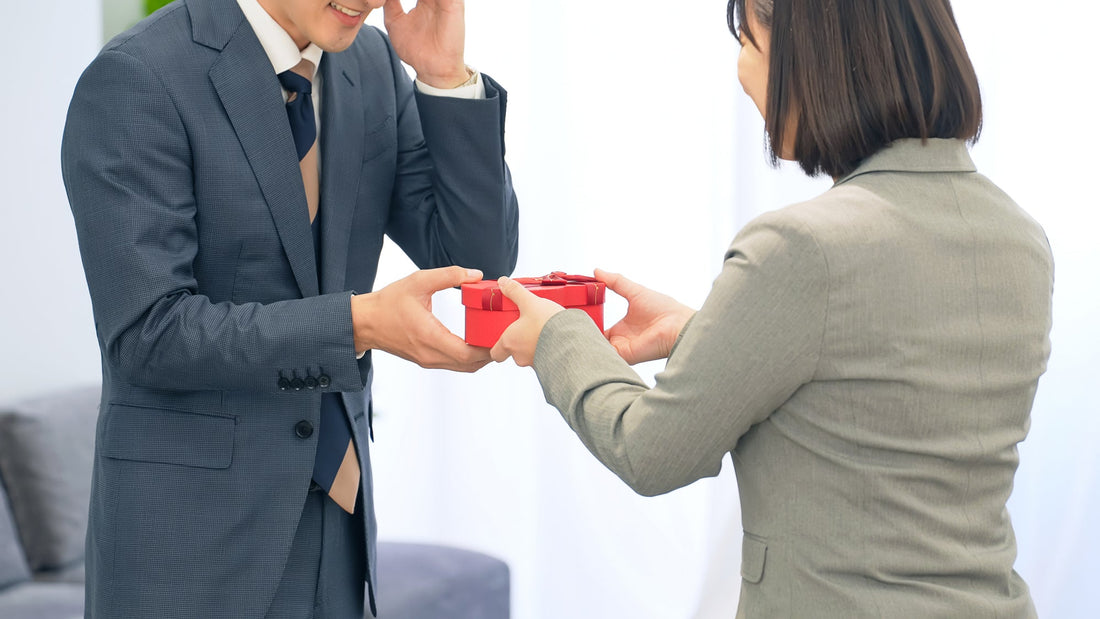 退職祝いの相場・マナーと喜ばれるギフトを解説｜上司・同僚・自分用まで